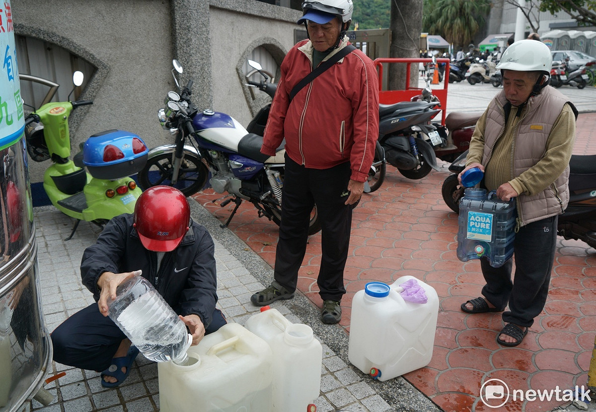 花蓮地區的民眾自備水瓶到取水點取水。地震已經三天，仍有部份地區仍無水可用。 圖：張良一/攝