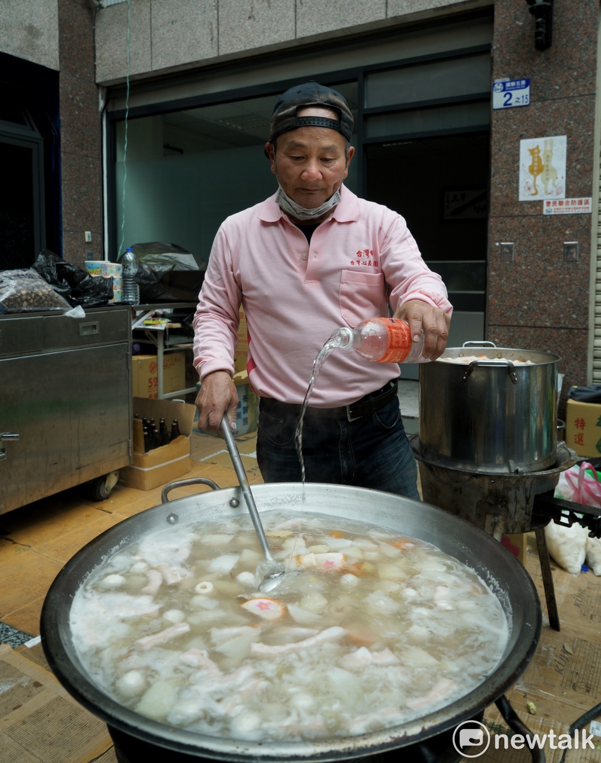 從彰化溪湖來支援水電任務的楊海西，主動協助為災民和救難人員煮熱湯。 圖：張良一/攝