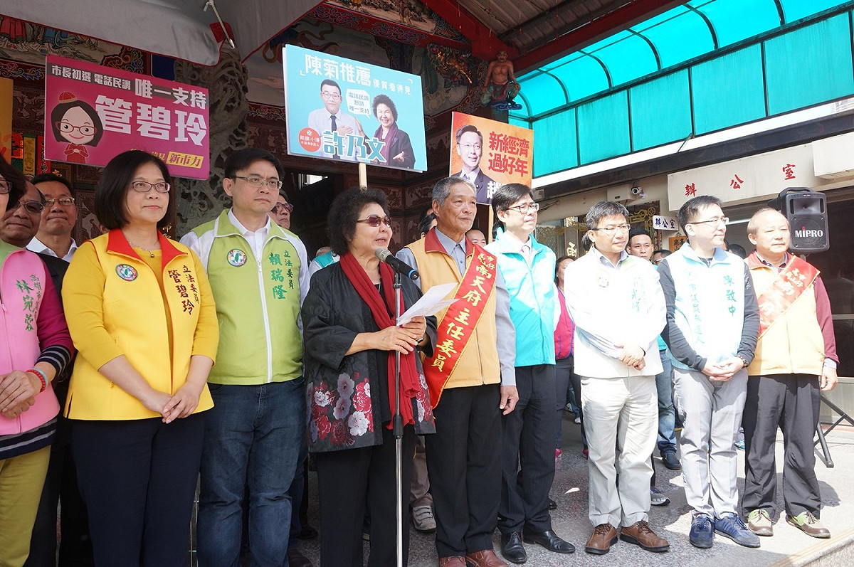 高雄市長陳菊今初三(18)上午繼續前往小港鳳儀宮、前鎮南天府參拜祈福，民進黨高雄市黨內初選參選人陳其邁、管碧玲、林岱樺、趙天麟，都是跟著高雄市長陳菊參拜三行程，也讓今年過年的陳菊拜年寺廟拜行程，意外變成了選戰味特別重。 圖：高雄市府提供