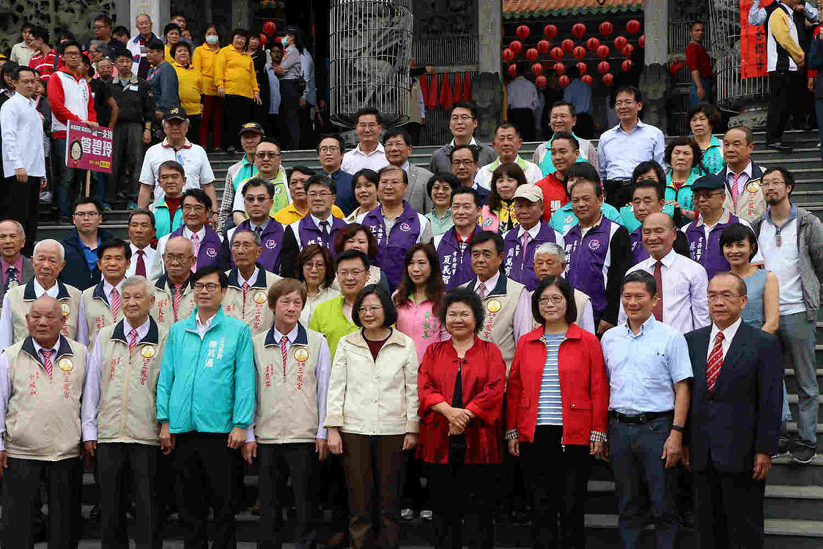 總統蔡英文今初一(16)日南下高雄三鳳宮參香祈福，由高雄市長陳菊及市籍立委陪同發送福袋，民進黨高雄市黨內初選參選人陳其邁、管碧玲、林岱樺、趙天麟，都是跟著高雄市長陳菊參拜三行程，也讓今年過年的陳菊拜年寺廟拜行程，意外變成了選戰味特別重。 圖：高雄市府提拱
