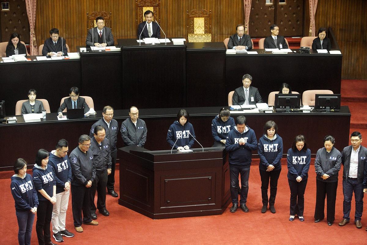 國民黨立委在立院國是論壇時間為受傷的反年改退休上校繆德生祈禱，強調支持反年改行動。 圖：張良一/攝