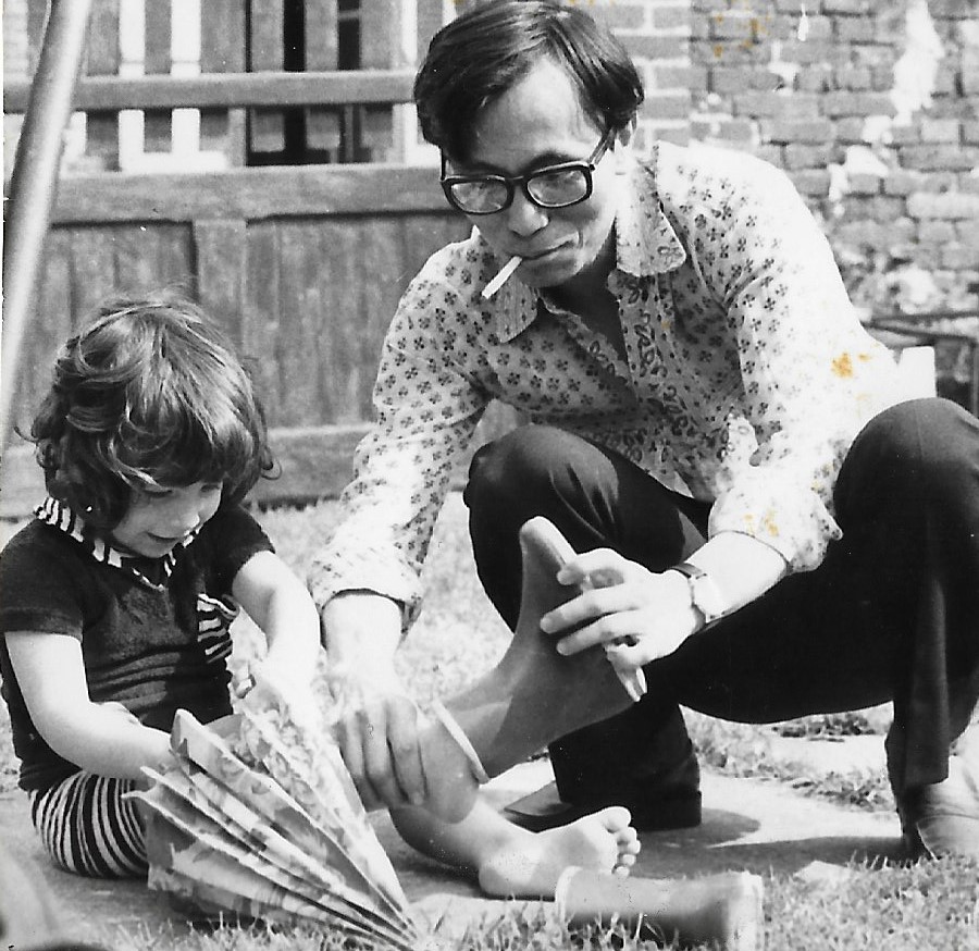 張維嘉老師1974年於法國~與友人可愛兒子 。 圖：張維嘉/提供