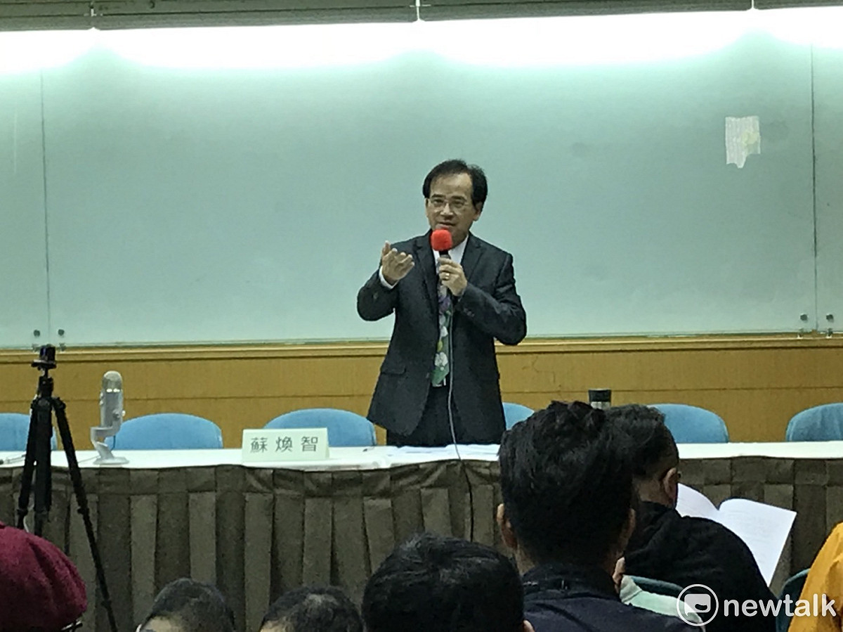 對於喜樂島力推獨立公投，前台南縣長蘇煥智表示，雖然人民有權利推動台獨，但現在連經濟都搞不好了，推動台獨公投還涉及複雜的國安問題，不是現在說一說就OK，他的主張是應該先良善治理、發展經濟科技，讓人才留下來。 圖：周煊惠 / 攝