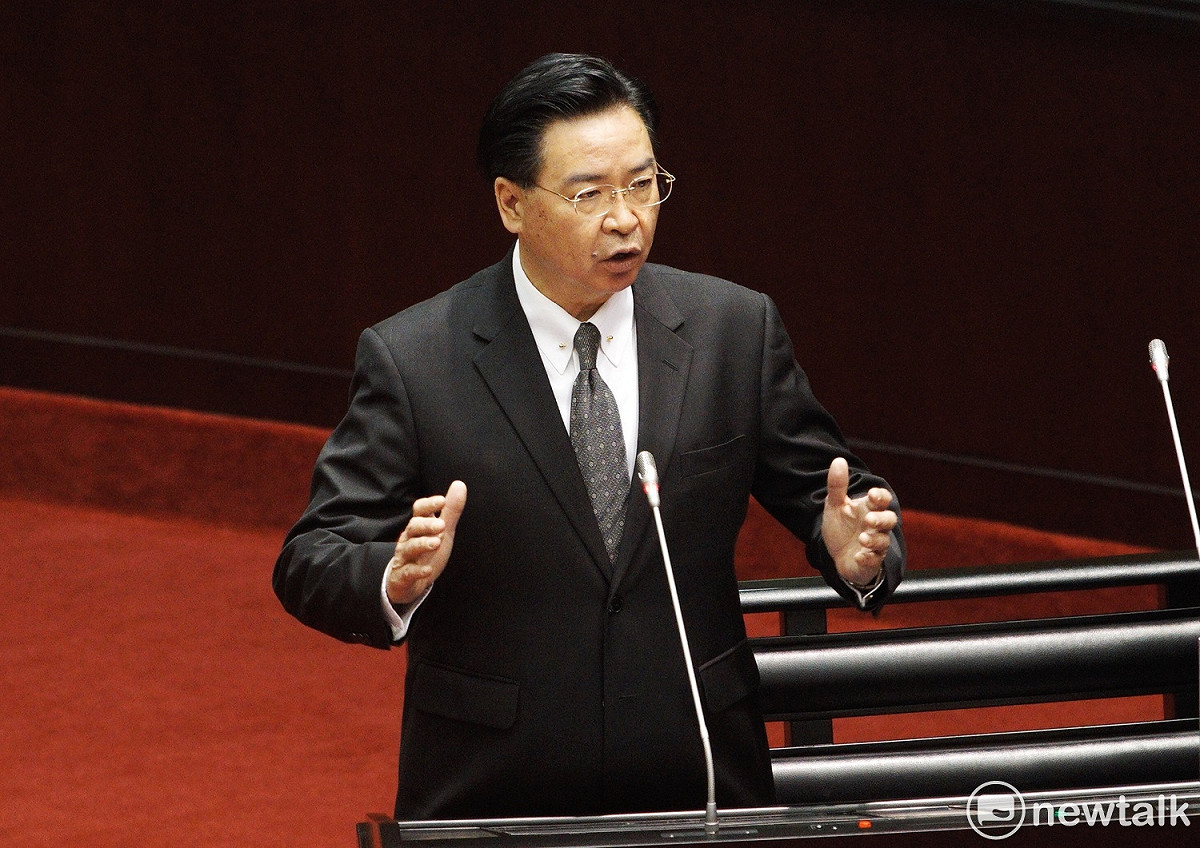 外交部長吳釗燮今 (6) 天前往立法院備詢，會前受訪時他表示，這件事情我方已向日方表達嚴正抗議，外交部會以強硬態度與日方談判，希望日方能夠承諾之後不會再有執法過當情形。 圖：張良一/攝（資料照片）