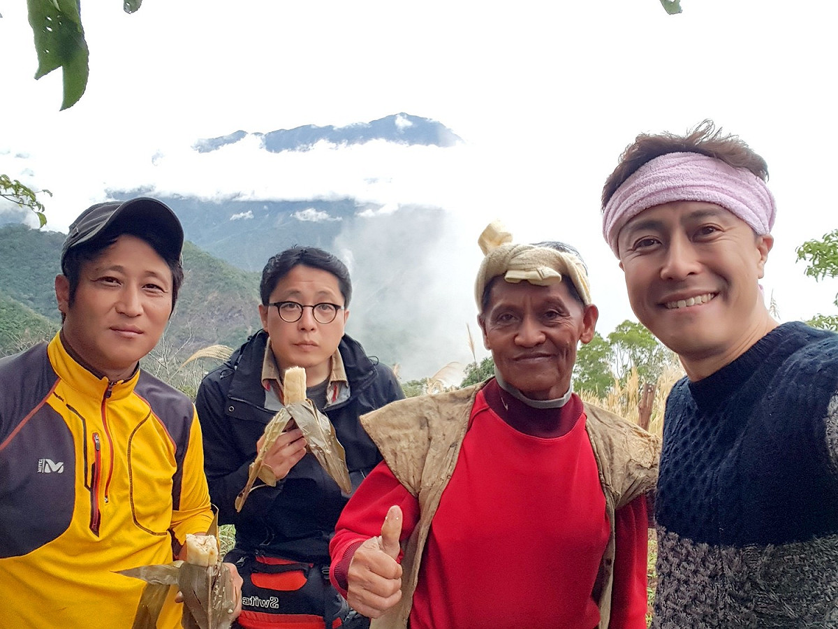 其實自去年底來自韓國EBS第1頻道的教育旅遊節目-「세계테마기행 (世界主題旅程) 」拍攝團隊，來台展開約1個月的環台拍攝行程，近日來定居台灣多年的韓國大邱觀光宣傳大使─「開朗先生」盧開朗加入行腳介紹行列。韓國EBS第1頻道旅遊節目探訪屏東縣霧台原民部落。 圖:屏東縣政府提供