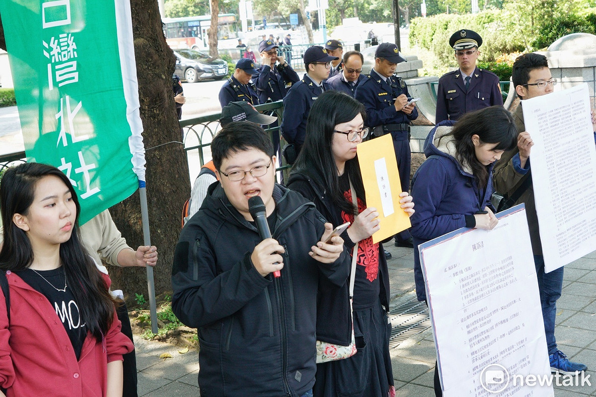 前往蔣介石陵寢潑漆的獨派青年上午到監察院陳情，由於日前自由台灣黨主席蔡丁貴舉行記者會時遭統派人士噴生髮劑，警方不敢大意，在現場戒備防突發狀況。 圖：張良一/攝