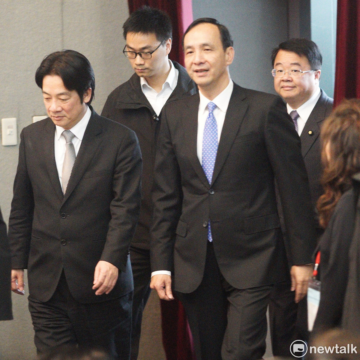 賴清德、朱立倫同框出席座談，欲爭取新北市長民進黨提名的立委吳秉叡（右後）陪同出席。 圖：張良一/攝