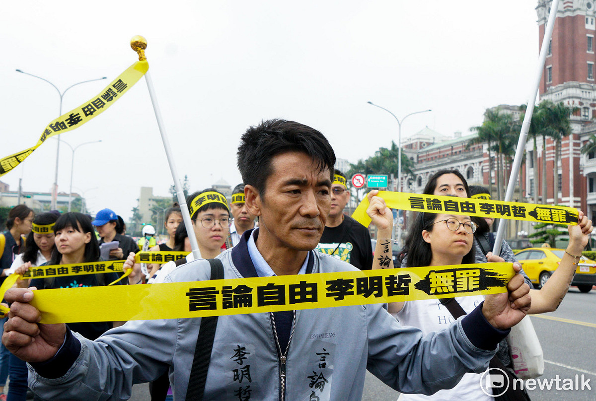 多個NGO團體手持言論自由李明哲無罪的黃絲帶，從總統府前出發，遊行到蔡瑞月舞蹈社， 圖：新頭殼資料照片