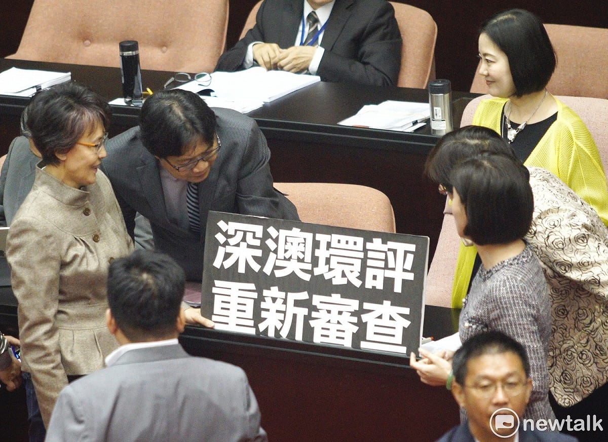 國民黨團為了抗議深澳電廠環評通過，上午提案180個法案表決杯葛行政院長在立院院會的總質詢，當民進黨以包裹表決否決後，多位國民黨立委拿著「深澳環評重新審查」的牌子衝向賴清德面前抗議。 圖：張良一/攝
