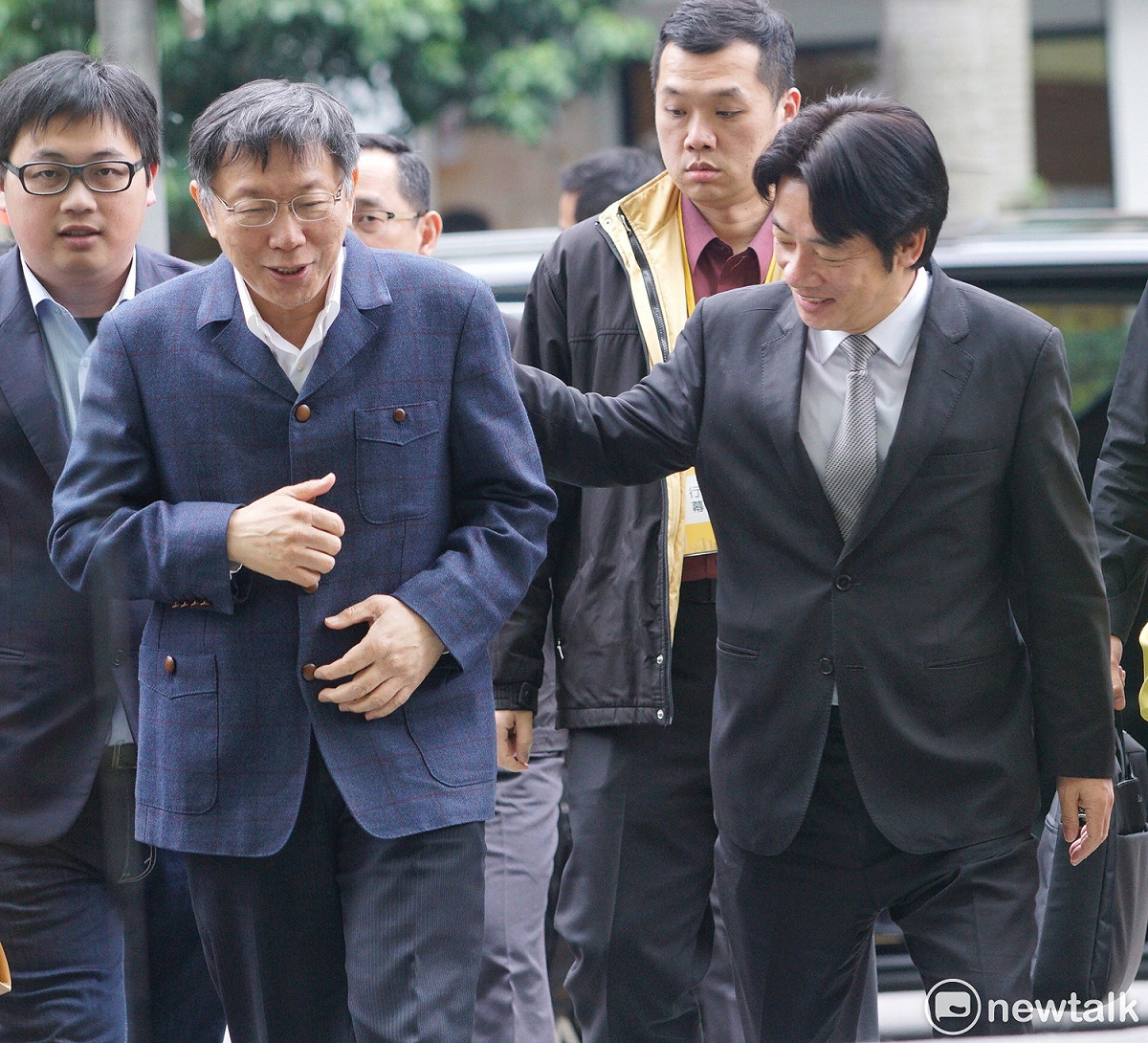 行政院長賴清德和台北市長柯文哲就前瞻基礎建設計畫和長照2.0進行座談。 圖：張良一 / 攝