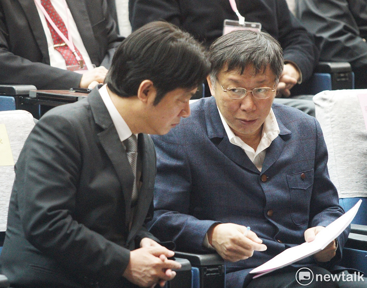 賴清德與柯文哲兩人一起看著資料聊天。 圖：張良一 / 攝
