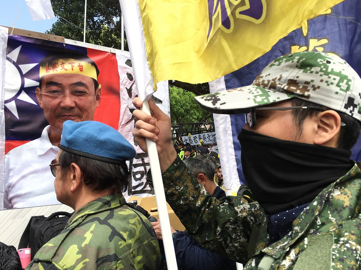 藍天行動聯盟在立院前追悼不幸去世的前上校繆德生。 圖：張良一/攝
