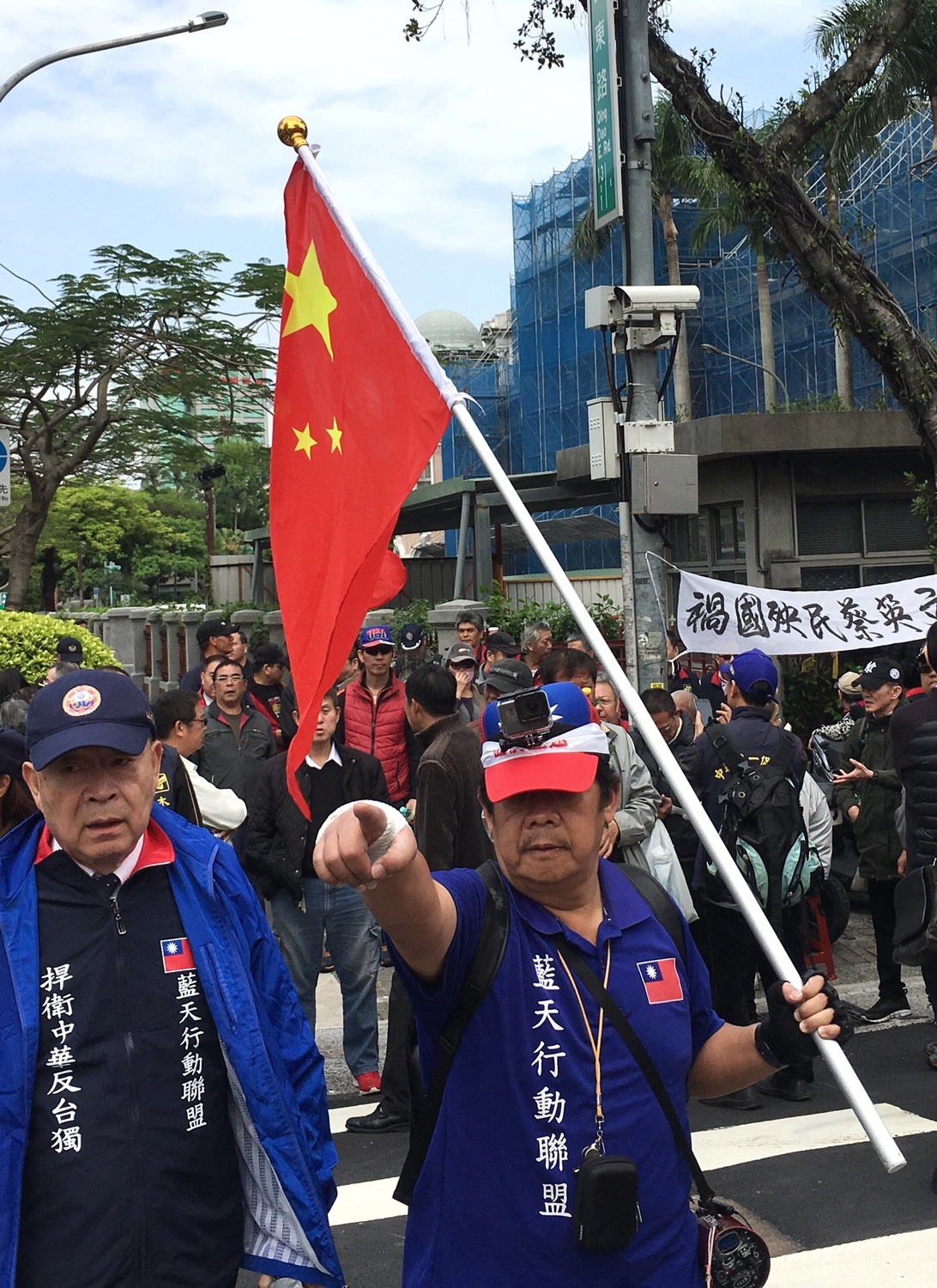 一位藍天行動聯盟成員高舉五星旗遊行，並高喊：「自己的國家自己救！」 圖：張良一/攝