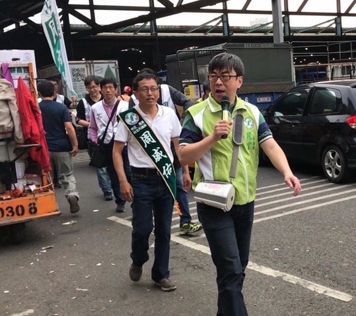 昔日民進黨前立委段宜康陪同民進黨市議員周威佑爭取黨內市議員初選提名。 圖：翻攝自周威佑臉書（資料照片）