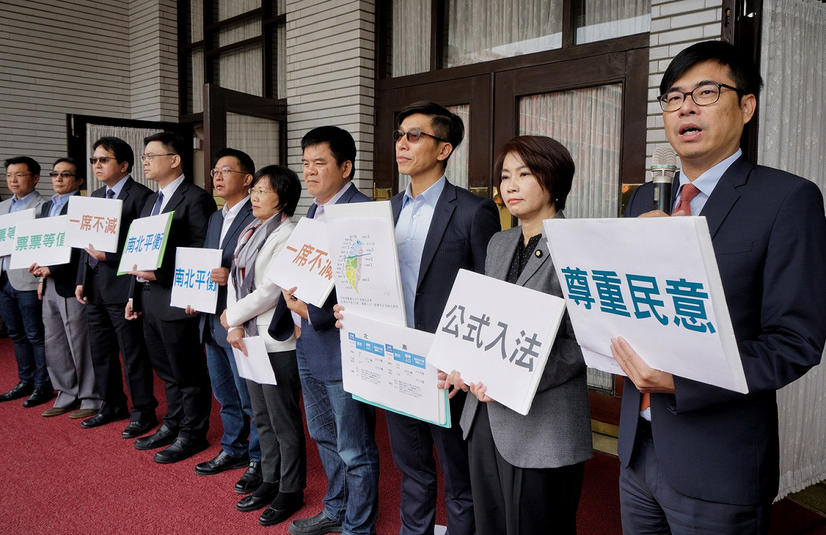 立委陳其邁指出，立委名額分配方式攸關選舉權是否平等，也關係立法院如何組成，必須由選罷法明文規定區域立委計算方式，目前建議案依法無據，應先暫緩，且與10年前相比，高雄人口並未減少，若少一席立委對高雄並不公平。 圖：張良一/攝