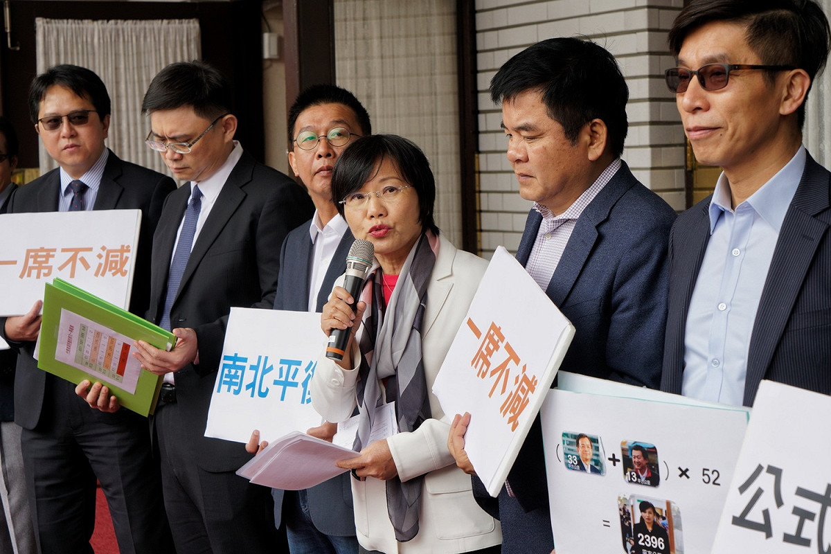 立委劉世芳等10位高高屏選區立委在立法院議場外舉行「選區重劃應暫停 票票等值要公平」記
者會，要求南部立委席次一席都不能少，並以憲法層次解決選區劃分問題。 圖：張良一/攝