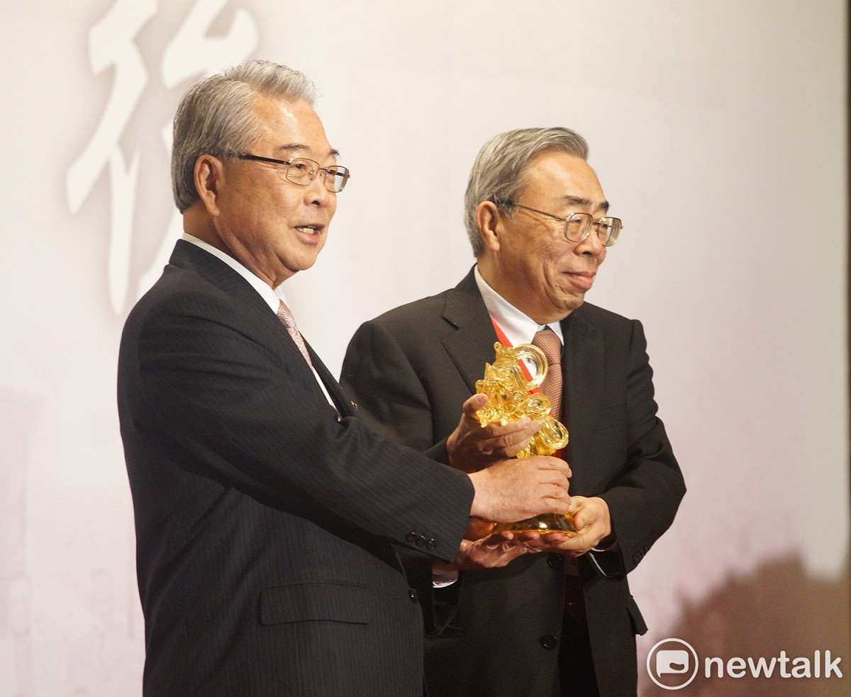 新任工業總會理事長王文淵（右）與工業總會名譽理事長許勝雄。 圖：張良一/攝