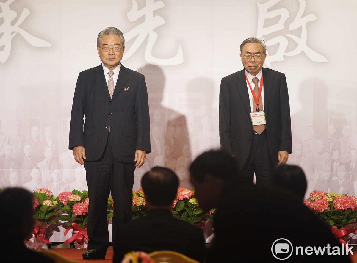 新任工業總會理事長王文淵（右）與工業總會名譽理事長許勝雄。 圖：張良一/攝