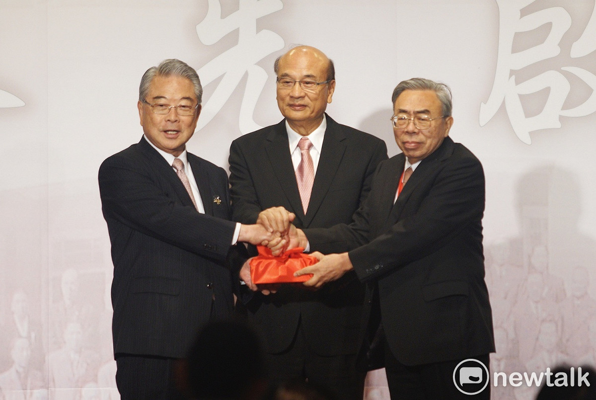 工總舉行新、卸任理事長交接典禮，圖為新任工業總會理事長王文淵（右）與工業總會名譽理事長許勝雄（左）。 圖：張良一/攝