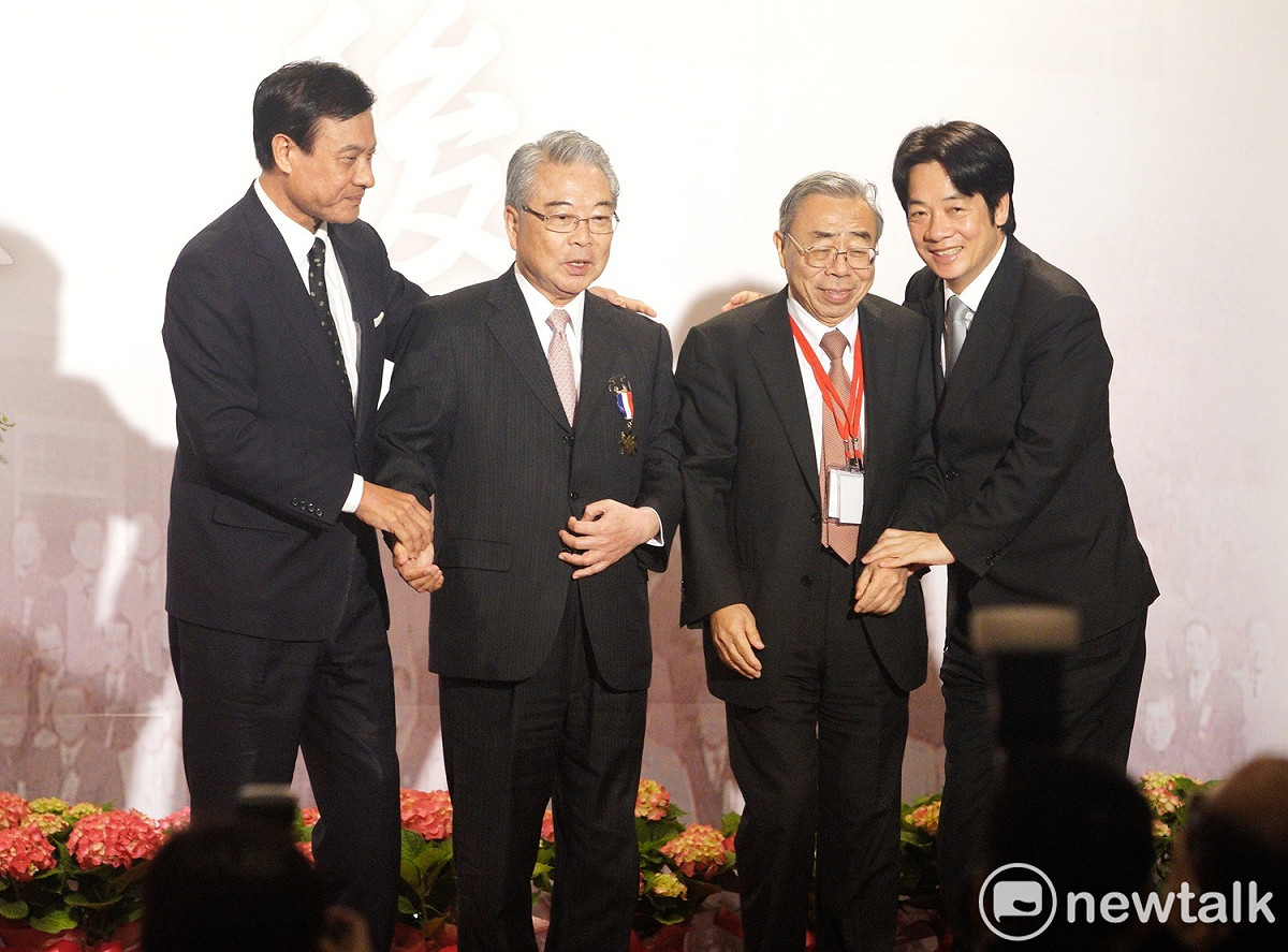 工業總會舉行新、卸任理事長交接典禮，行政院長賴清德、立法院長蘇嘉全和新任理事長王文淵、卸任理事長許勝雄合影。 圖：張良一/攝
