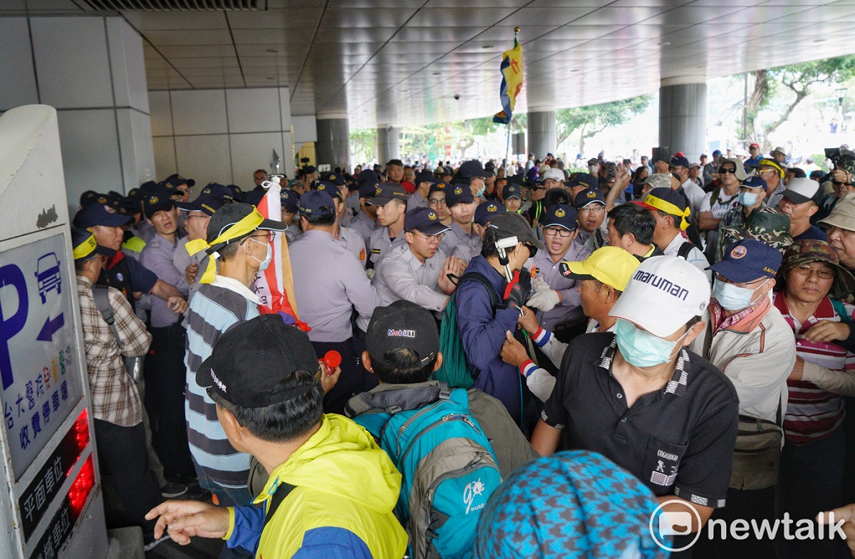 反軍改團體八百壯士為避免警方包圍，流竄至台大兒童醫院。 圖：張良一/攝