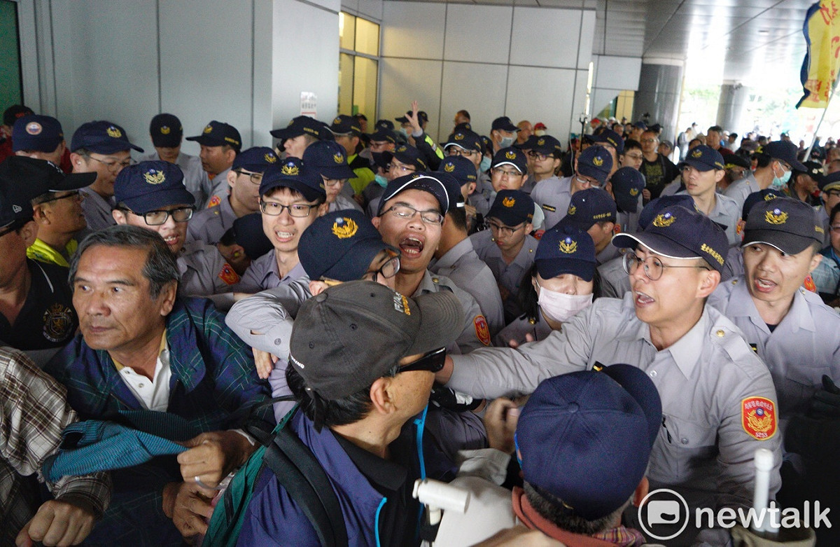 反軍改團體八百壯士為避免警方包圍，流竄至台大兒童醫院。 圖：張良一/攝