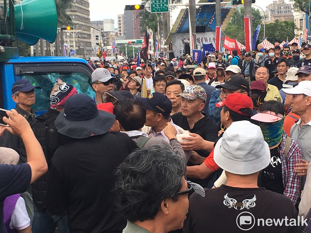 一名警員被反年改人士圍毆。 圖：黃韋銓/攝