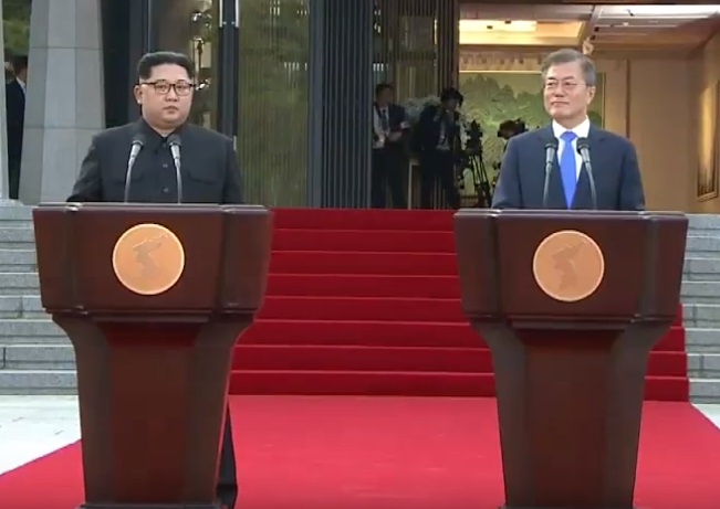 兩韓峰會後，金正恩與文在寅共同宣言。 圖：翻攝自youtube