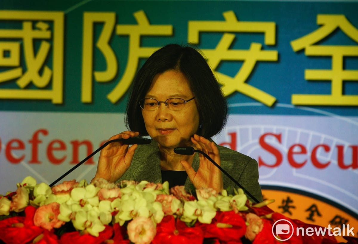 總統蔡英文接受電視專訪時表示，若兩岸不接觸、不坐下來談，只在遙遠的角落裡猜對方的意圖，是很危險的事情。圖為多明尼加宣佈與台灣斷交時，蔡英文總統沉重的神情。資料照片。 圖：張良一/攝