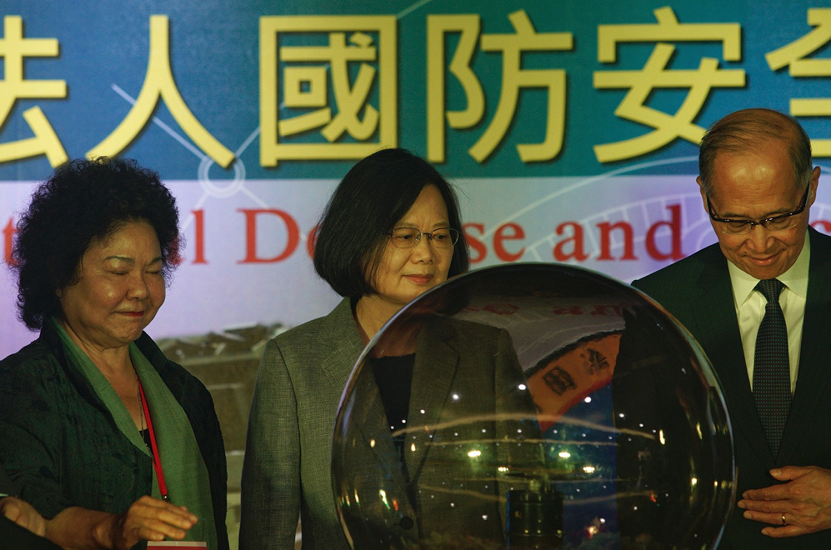 蔡英文總統上午出席國防安全研究院揭牌典禮，受到多明尼加宣佈與台灣斷交的影響，蔡英文總統神情顯得沉重在致辭時發表聲明，反擊中國挖牆角動作。圖：張良一/攝 圖：張良一/攝