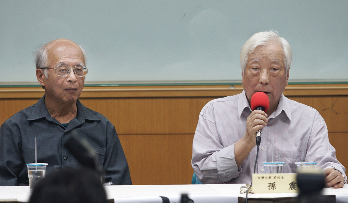 前台大校長孫震（右）、心理系前教授黃光國（左）等人出席挺管中閔任台大校長記者會。