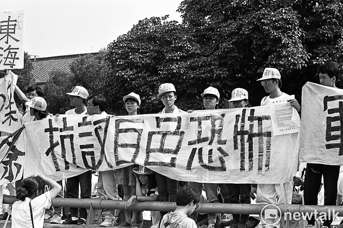1991年5月20日，知識界、社運界與民進黨發動「520反政治迫害大遊行」，要求「軍、警、特」退出校園。 圖：邱萬興／攝