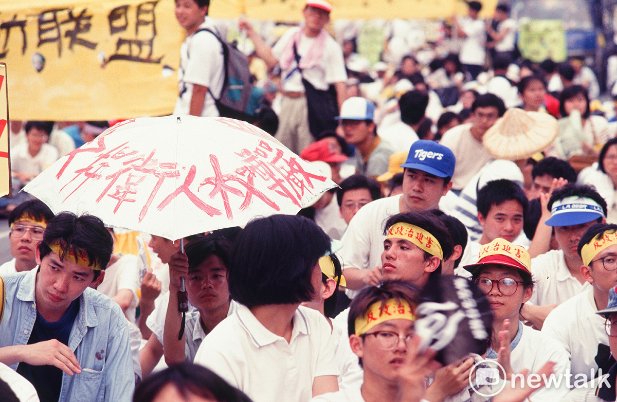1991年5月20日，知識界、社運界與民進黨發動「520反政治迫害大遊行」，要求「軍、警、特」退出校園。 圖：邱萬興／攝