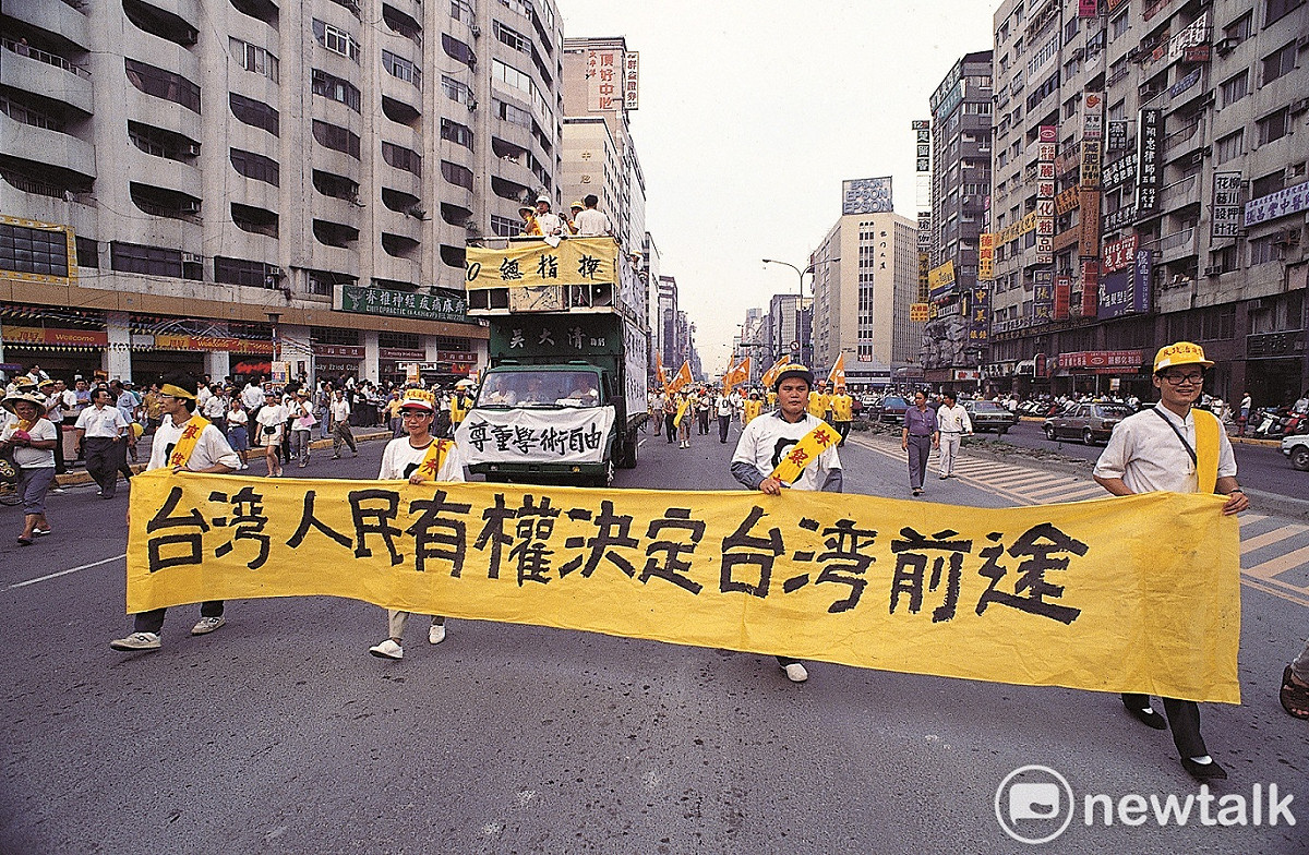 1991年5月20日，知識界、社運界與民進黨發動「520反政治迫害大遊行」，要求「軍、警、特」退出校園，獨台會案陳正然、廖偉程、王秀惠、林銀福四位受害者也出現在遊行隊伍當中。 圖：邱萬興／攝