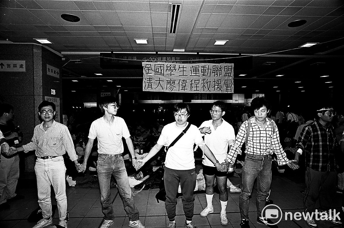 1991年5月20日，知識界、社運界與民進黨發動「520反政治迫害大遊行」，要求「軍、警、特」退出校園。 圖：邱萬興／攝