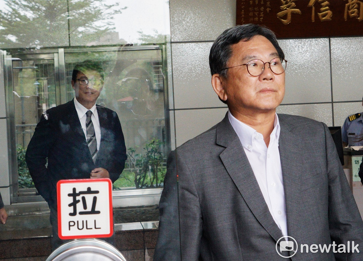 民進黨選對會今（7）日徵詢有意參選台北市長的立委姚文智。雙方會談結束走出大門時，姚文智刻意走在選對會召集人陳明文的後面，門把上的「拉」字充滿想像意味。 圖：張良一/攝