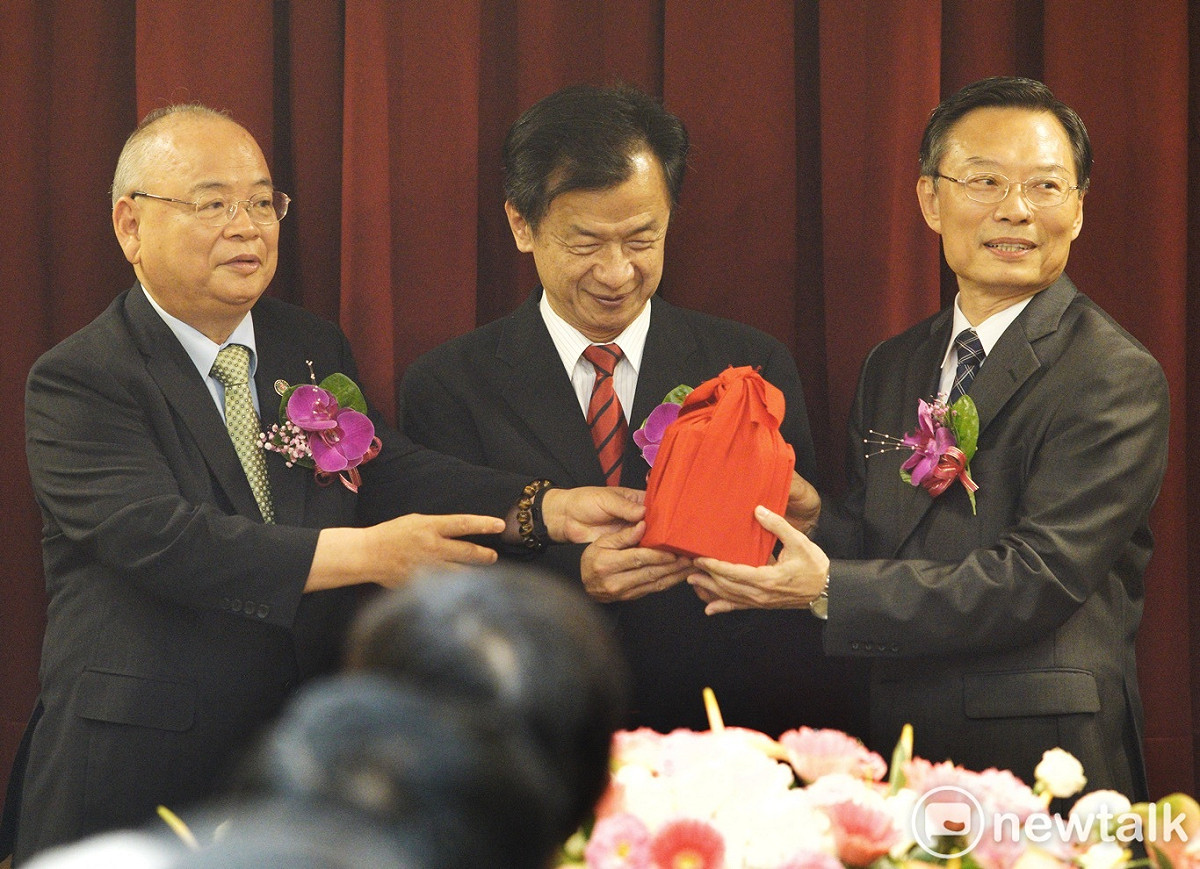 法務部長邱太三（中）主持卸、新檢察總長交接典禮。左為卸任檢察總長顏大和，右為新任檢察總長江惠民。 圖：張良一/攝
