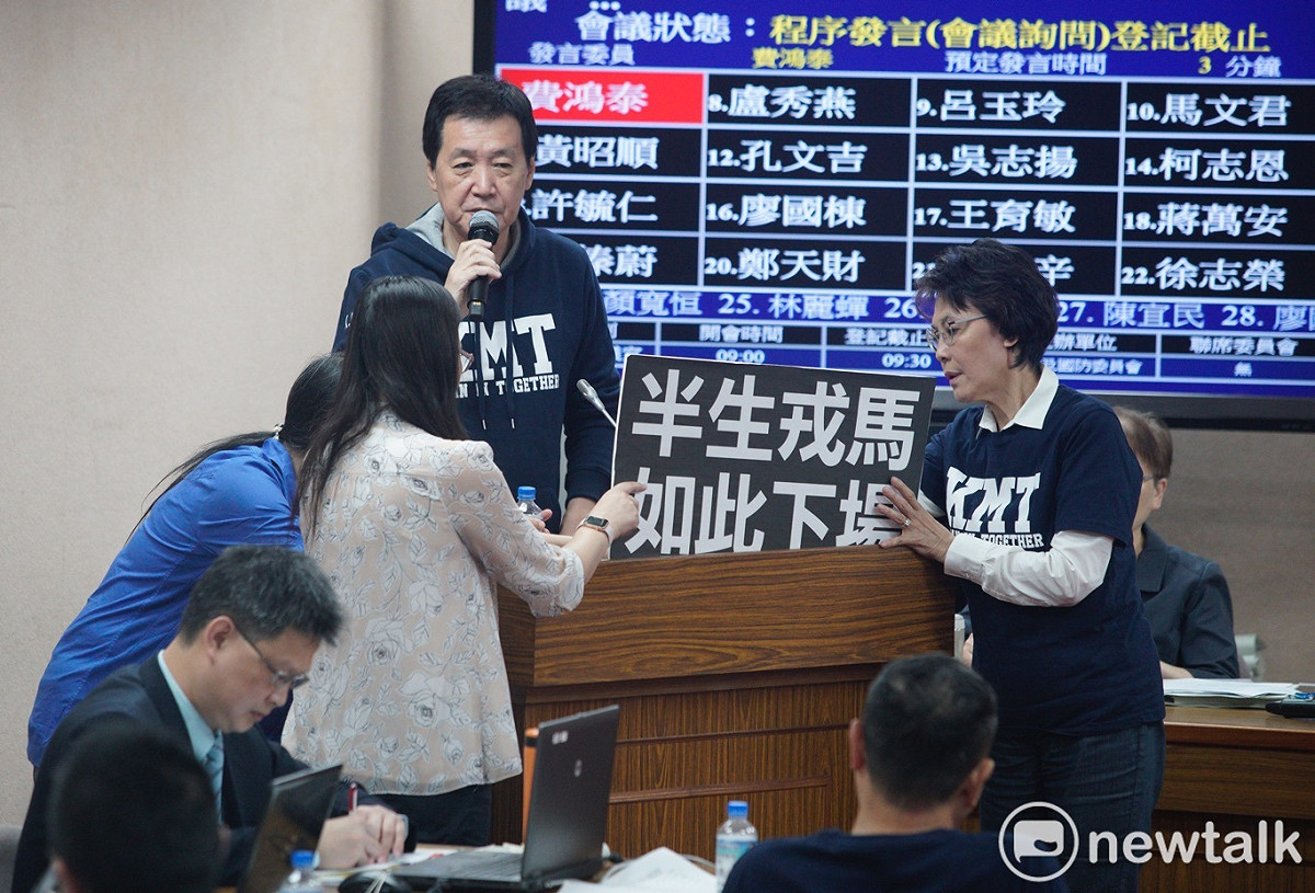 立法院外交及國放委員會上午審查軍改條例，國民黨立委以程序發言拖延法案審查。 圖：張良一/攝