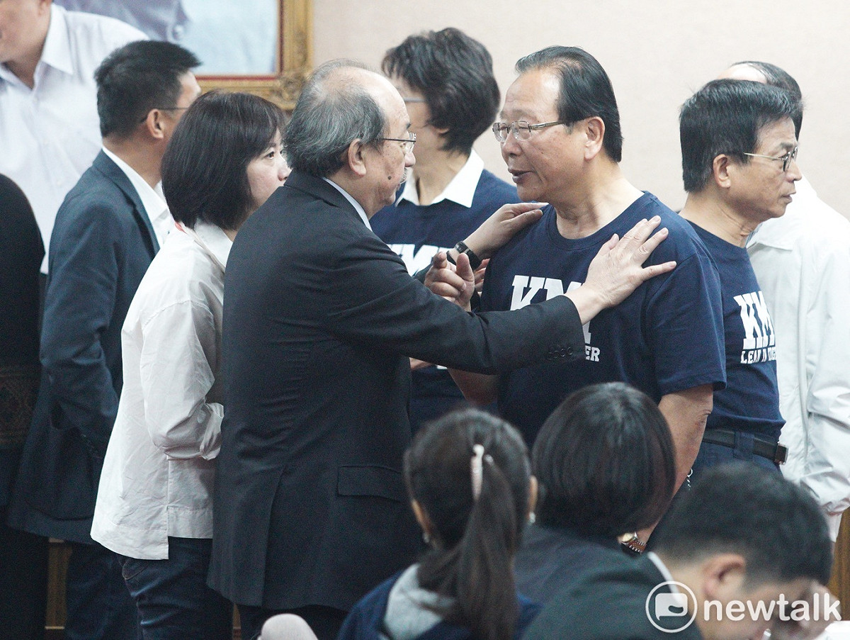 立法院外交及國放委員會上午審查軍改條例，國民黨立委以程序發言拖延法案審查，民進黨和國民黨黨團總召柯建銘、林德福在會前交換意見。 圖：張良一/攝