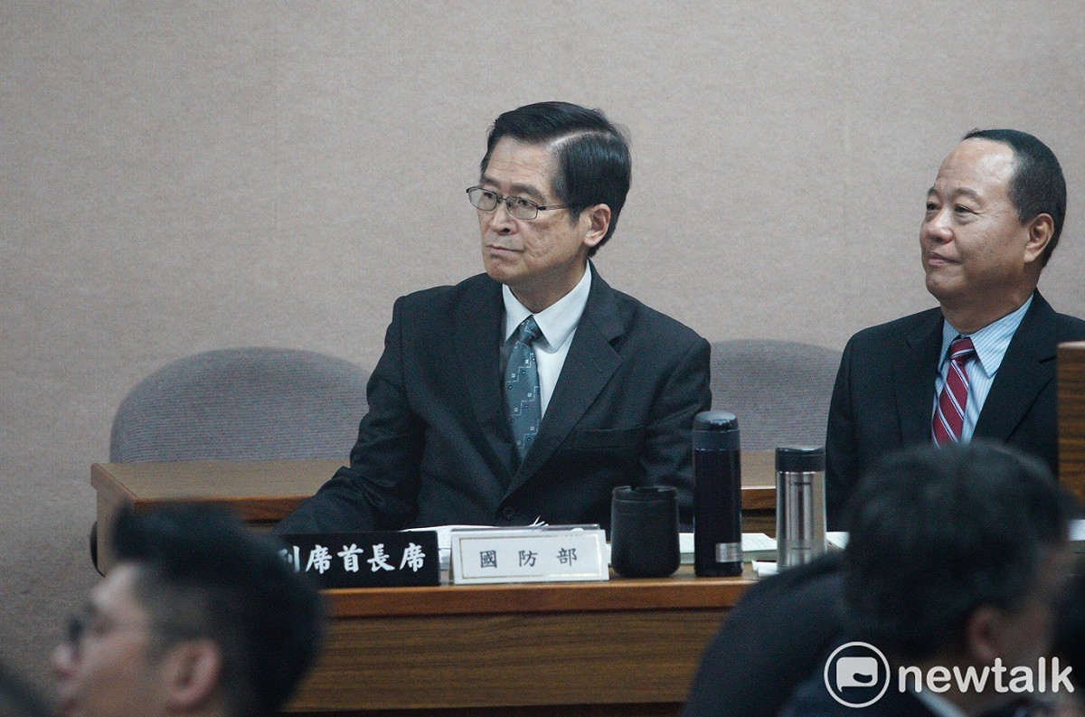 立法院外交及國放委員會上午審查軍改條例，國民黨立委以程序發言拖延法案審查。圖為國防部長顏德發。 圖：張良一/攝