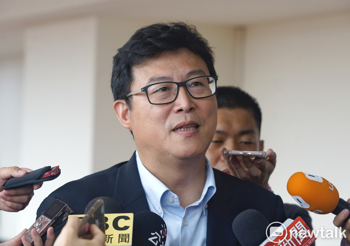 有媒體最新民調顯示，現任市長柯文哲要爭取連任，必須拼棄保效應發酵。不過，即使放棄民進黨台北市長參選人姚文智，票源也不完全只流向柯P；國民黨台北市長參選人丁守中也會瓜分部分選票。對此，姚文智競選團隊執行總幹事阮昭雄回批，該民調邏輯不通、讓人啼笑皆非，三人應該「實力相當」，棄保效應難以發酵。 圖：新頭殼資料照片