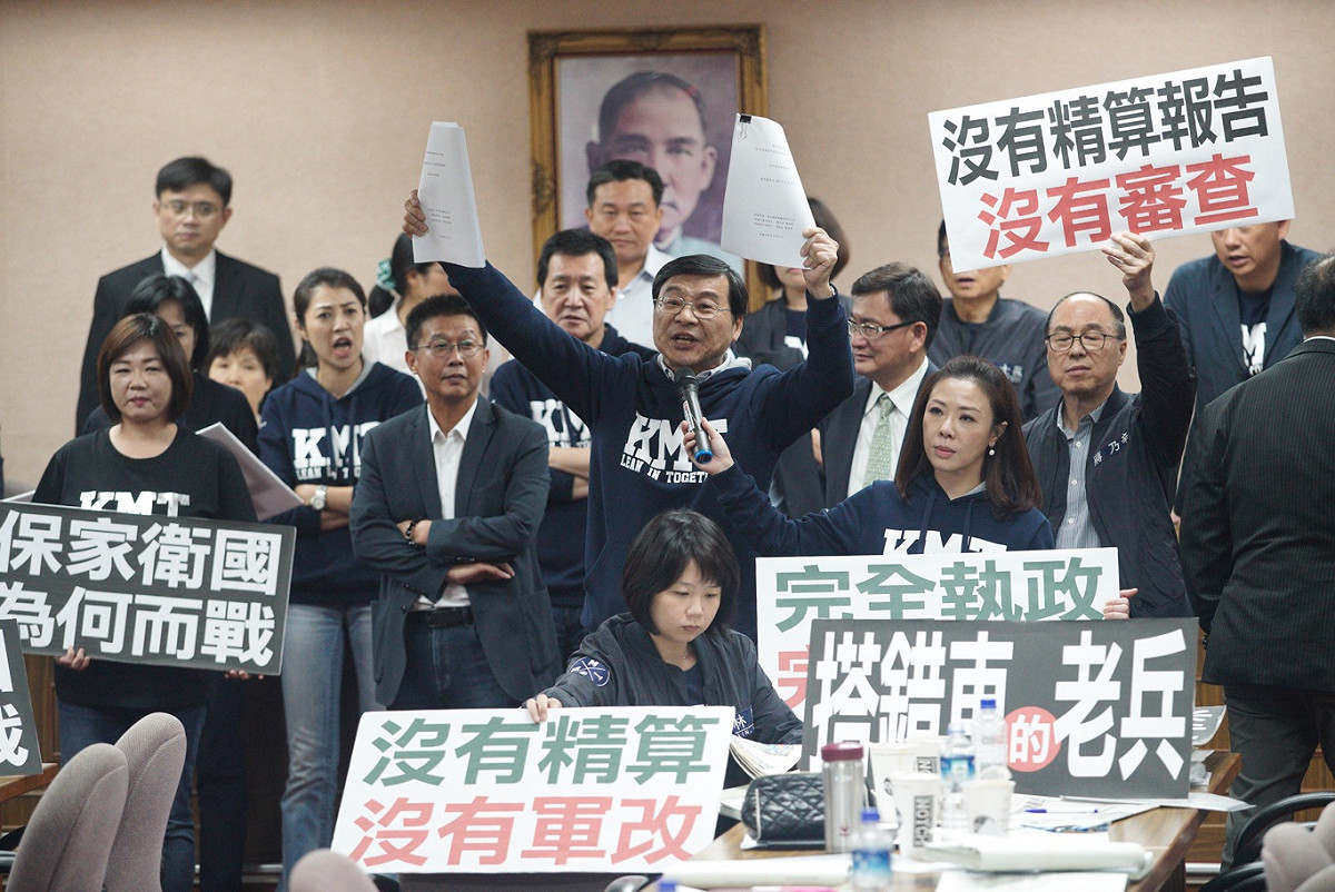 立法院外交及國防委員會今天審查軍改條例，國民黨立委在冗長的程序發言後，緊接著佔據主席台，持續杯葛議事。 圖：張良一/攝