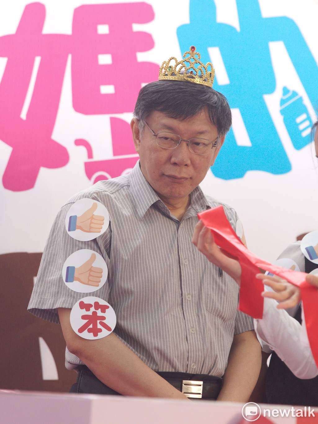 台北市長柯文哲今日被問為何要針對「兩岸一家親」不舒服的人道歉，他強調「這個叫做『情感的撫慰』啊」，人家就不爽，那也沒辦法，「啊就歹勢」。 圖：張良一 / 攝