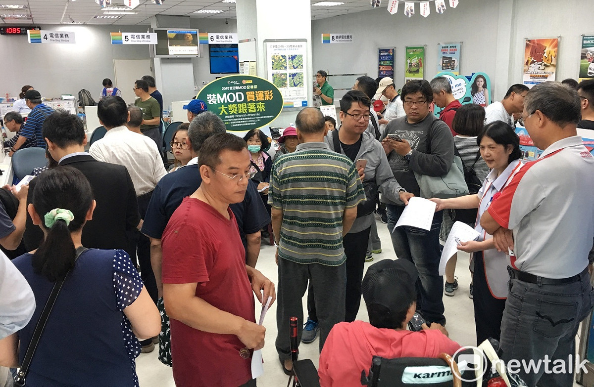 電信三雄祭出新台幣499元吃到飽方案，限時7天擴大全民申辦，每天一早各地中華電信門市就湧入大批排隊人潮。 圖：新頭殼資料照片