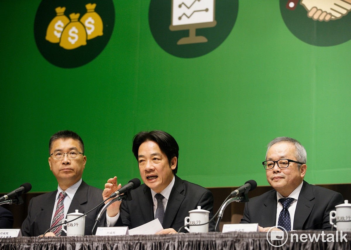 行政院長賴清德（中）率副院長施俊吉（右）等相關部會首長舉行「我國薪資現況低薪研究及其對策記者會」。 圖：張良一/攝