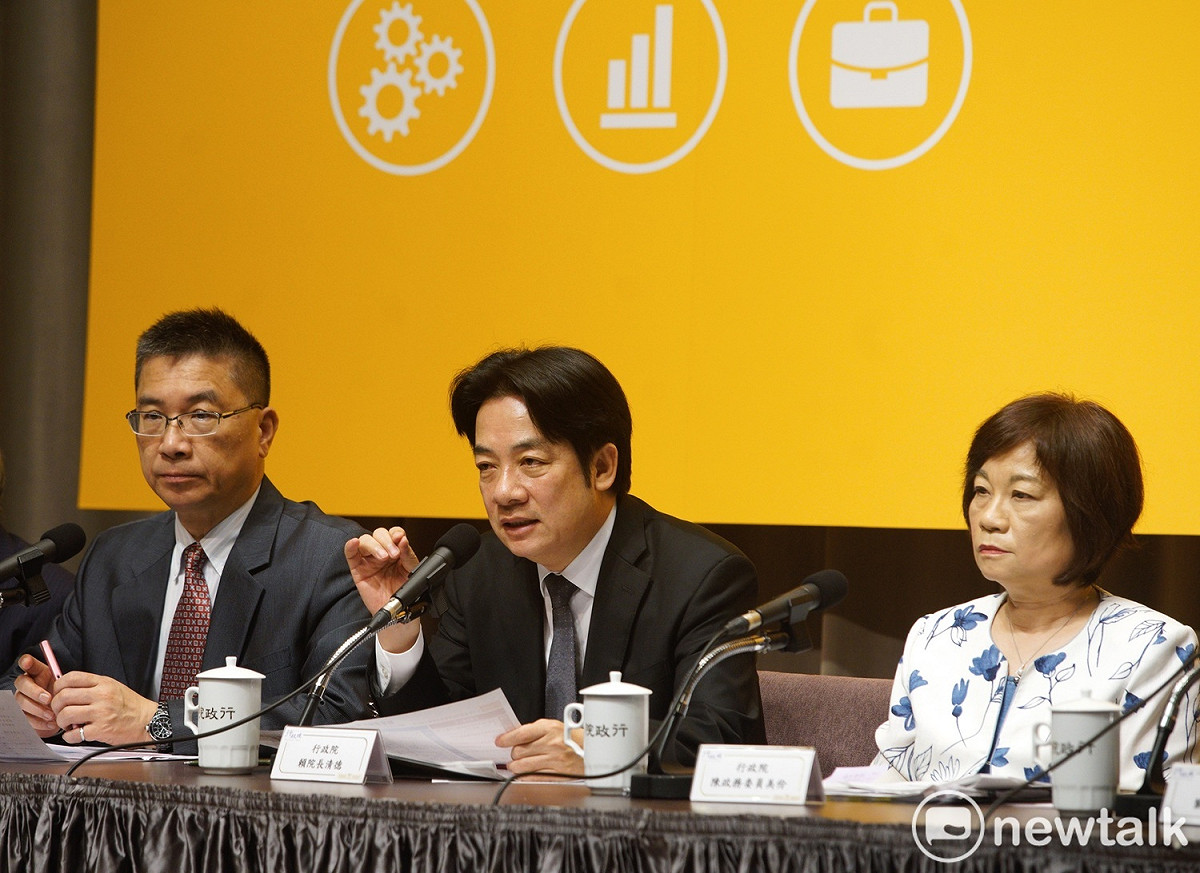 行政院長賴清德（中）率國發會主委陳美伶（右）等相關部會首長今（15）天舉行「新經濟移民法規劃重點記者會」。 圖：張良一/攝