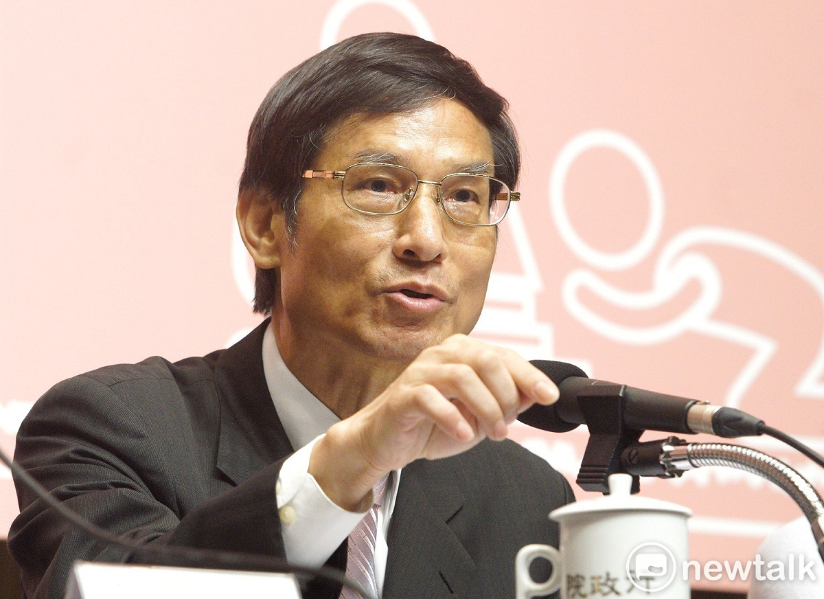 行政院年金改革辦公室今（29）日表示，外傳退休公教人員若將優存本金領出就不能復審及救濟是「謠言」。圖為年改會副召集人林萬億。 圖：新頭殼資料照片