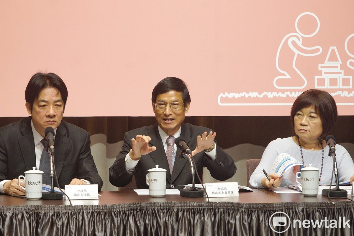行政院長賴清德今（16）日率政務委員林萬億（中）、國發會主委陳美伶（右）等相關部會首長舉行「我國的少子化對策」記者會。 圖：張良一/攝