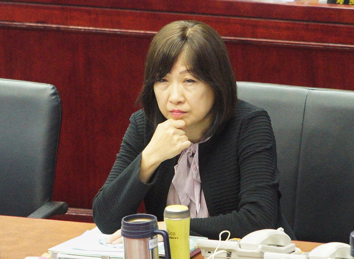 台北市政府副秘書長李文英在台北市議會備詢。 圖：張良一／攝