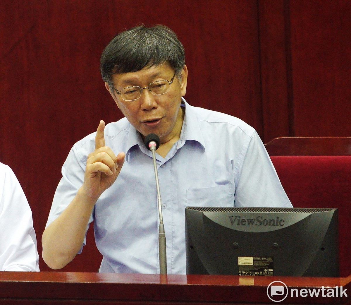 由於近期恐怖情人頻傳，民進黨台北市議員顏若芳詢問台北市長柯文哲，柯綠分手後，是否柯文哲會成為「恐怖情人」？柯文哲則說，「這我想過，夫妻離婚還可以一起做生意，我們應該朝這個方向努力」。 圖：張良一 / 攝（資料照）